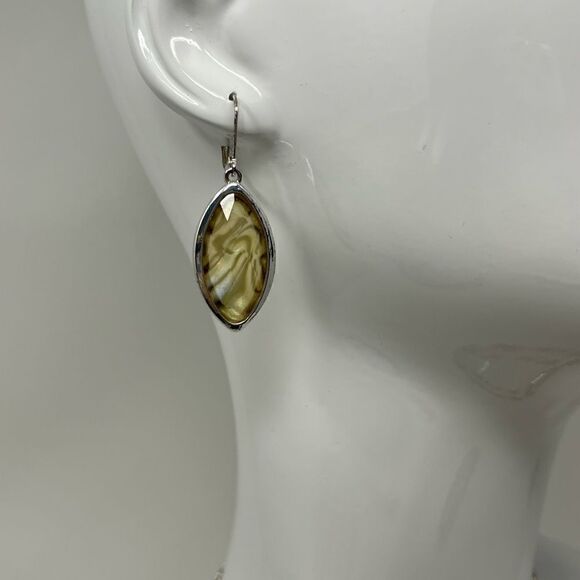 Vintage Gloria Vanderbilt necklace and earring set. - Picture 6 of 10